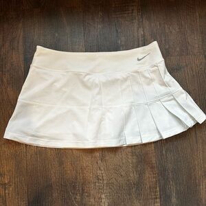 NWOT, white Nike skort
